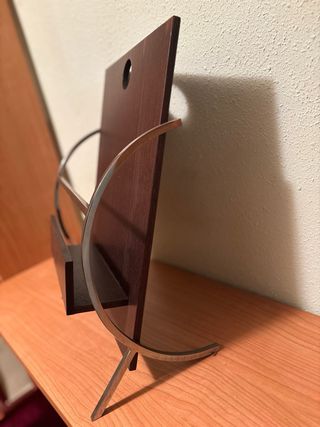 Revistero de madera y metal