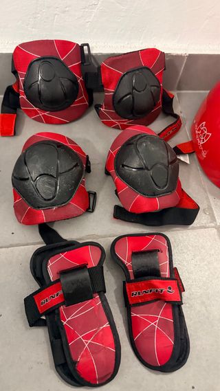 Patines en línea  con casco y protecciones