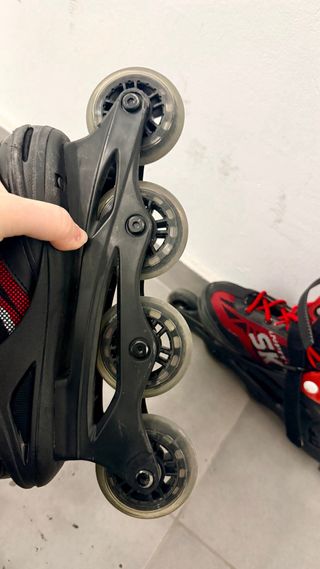 Patines en línea  con casco y protecciones