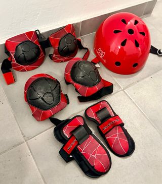 Patines en línea  con casco y protecciones