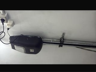 Motor y guía puerta garaje Globmatic