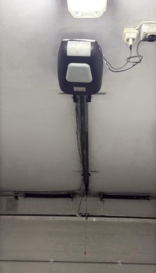 Motor y guía puerta garaje Globmatic