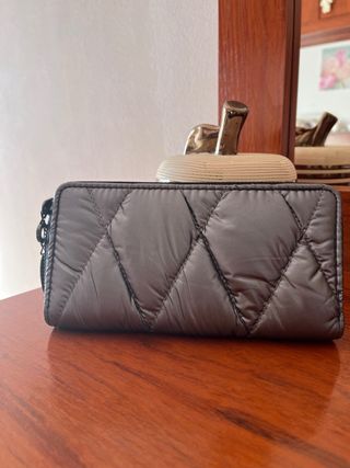 Monedero acolchado gris
