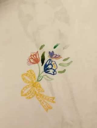 Tovaglietta in cotone bianco con ricami floreali