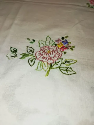 Tovaglietta in cotone bianco con ricami floreali