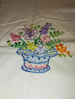 Tovaglietta in cotone bianco con ricami floreali