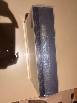 UPC Mega Charizard con Protector Plástico