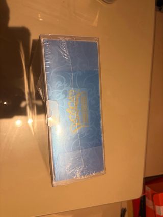 UPC Mega Charizard con Protector Plástico