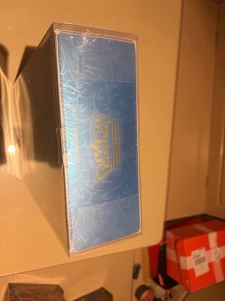 UPC Mega Charizard con Protector Plástico