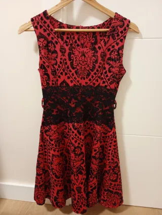 Vestido rojo y negro con encaje