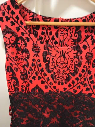 Vestido rojo y negro con encaje