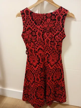 Vestido rojo y negro con encaje