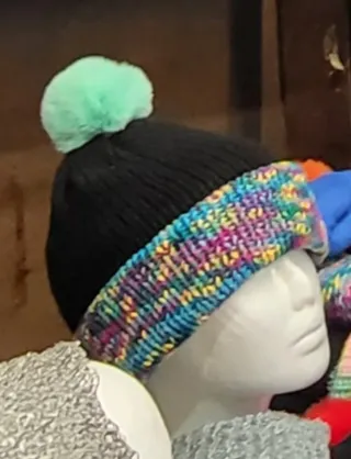 Gorro tejido a mano con pompón
