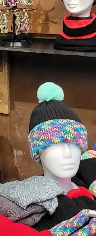 Gorro tejido a mano con pompón