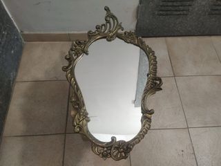 Espejo de bronce con marco ornamentado