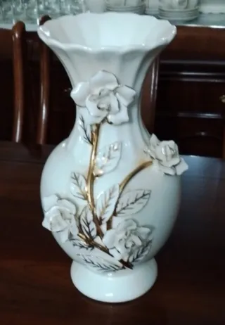 Jarrón de porcelana blanco con flores doradas