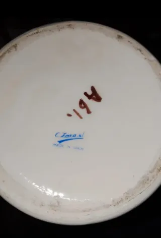 Jarrón de porcelana blanco con flores doradas