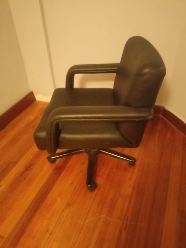 Sillón de oficina bajo de piel