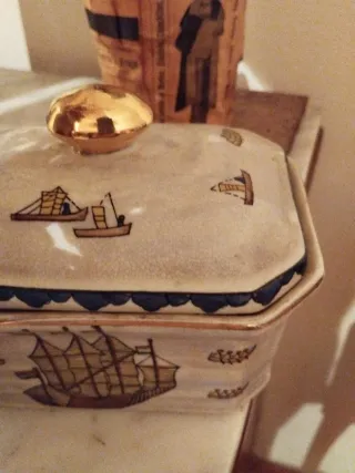 Caja de porcelana decorada con barcos