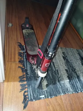 Patinete rojo con ruedas negras