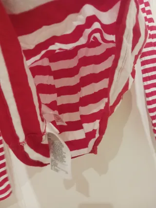 Camiseta de rayas rojas y blancas