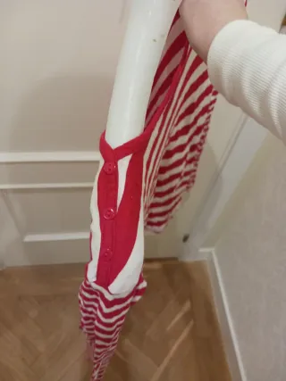 Camiseta de rayas rojas y blancas