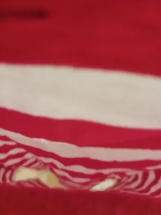 Camiseta de rayas rojas y blancas