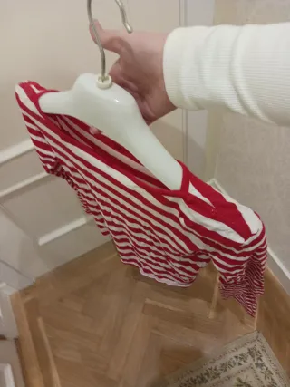 Camiseta de rayas rojas y blancas