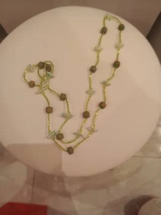 Colgante largo verde limón con bolas yconchas