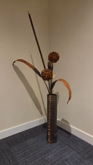 Flor y jarrón decorativa para despacho, pasillo...