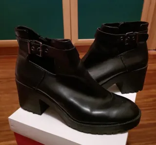 Botines negros con hebilla