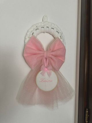 Fiocco nascita con ghirlanda e nome ricamato