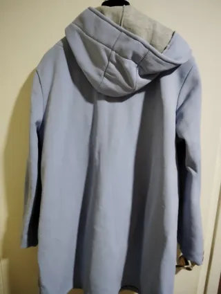 Abrigo celeste con capucha