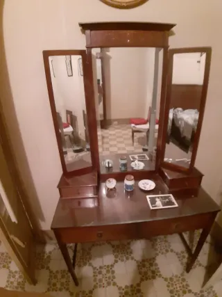 Tocador antiguo de madera con espejo
