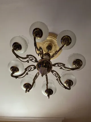 Lámpara de techo dorada y blanca