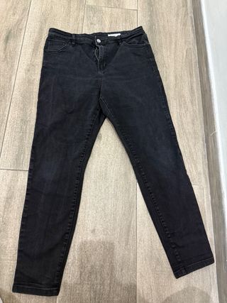 Pantalones vaqueros con bordado floral