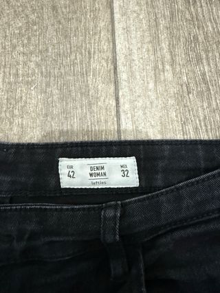 Pantalones vaqueros con bordado floral