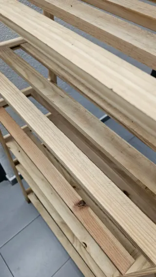 Estantería de madera – funcional y práctica