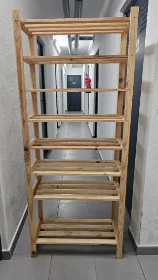 Estantería de madera – funcional y práctica