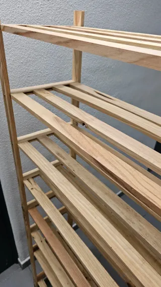 Estantería de madera – funcional y práctica