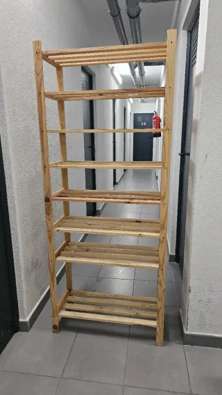 Estantería de madera – funcional y práctica