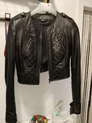 Cazadora mujer negra de cuero.