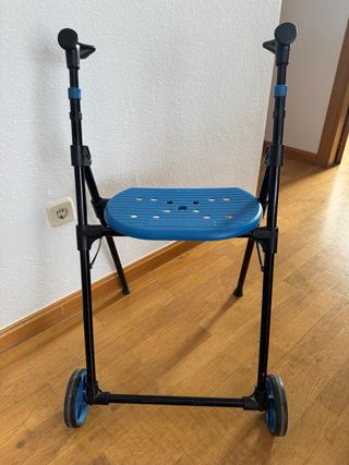Andador con asiento y ruedas delanteras