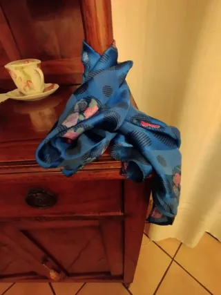 Sciarpa in seta blu con fiori rosa