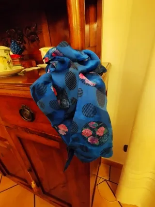 Sciarpa in seta blu con fiori rosa