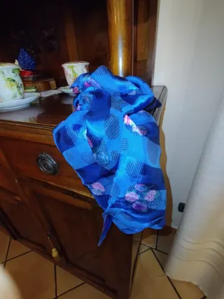 Sciarpa in seta blu con fiori rosa