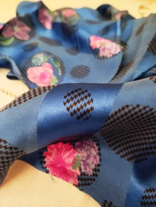 Sciarpa in seta blu con fiori rosa