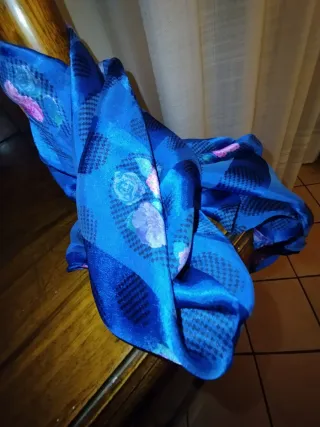 Sciarpa in seta blu con fiori rosa