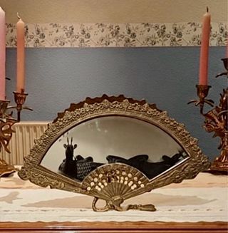 Espejo forma abanico bronce y figuras de abalastro