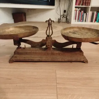 Balanza antigua con 2 pesas